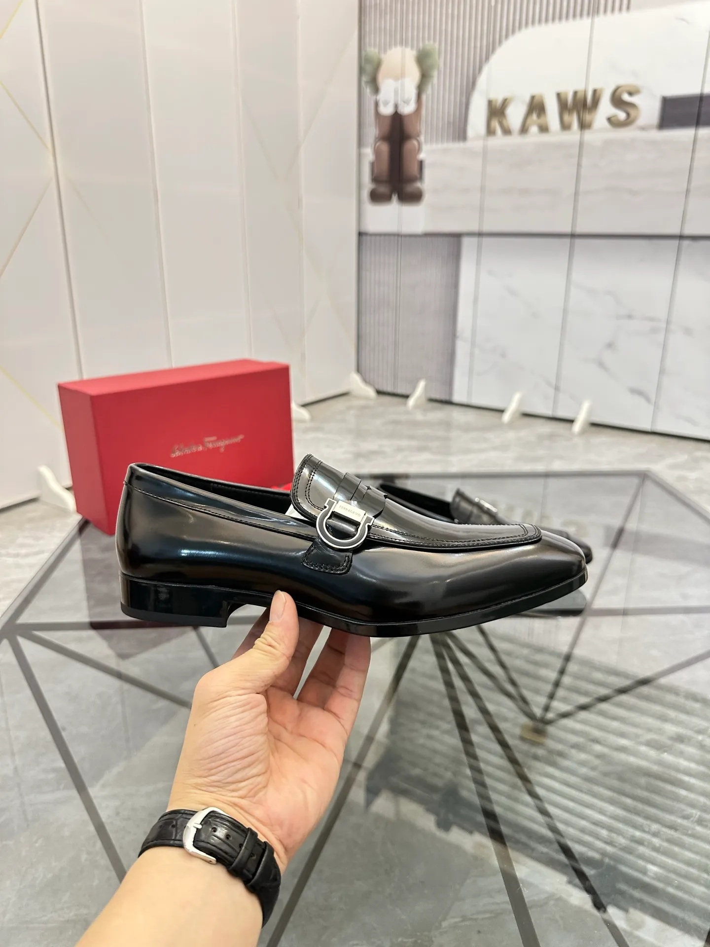 Men's shoes: 💰P640¥ High-end quality Product trademark: Ferragamo* "Ferragamo*" leather shoes Regular size: 38-44 (can be customized to 45.46.) Product materials: imported first-layer cowhide leather upper, cowhide lining, original outsole. Number: 688